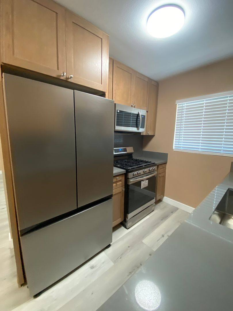 Apartment for rent at 3711 Normandie Ave, Los Angeles, CA 90007