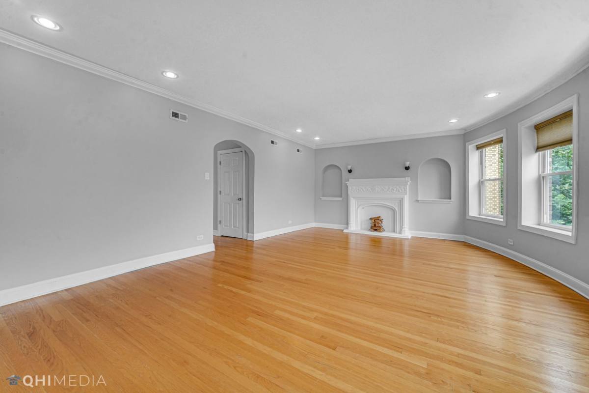 Apartment for rent at 6144 N Washtenaw Ave, Chicago, IL 60659