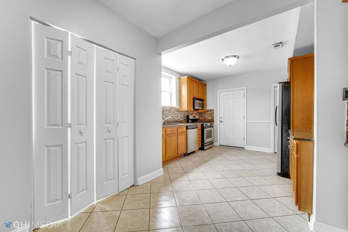 Apartment for rent at 6144 N Washtenaw Ave, Chicago, IL 60659