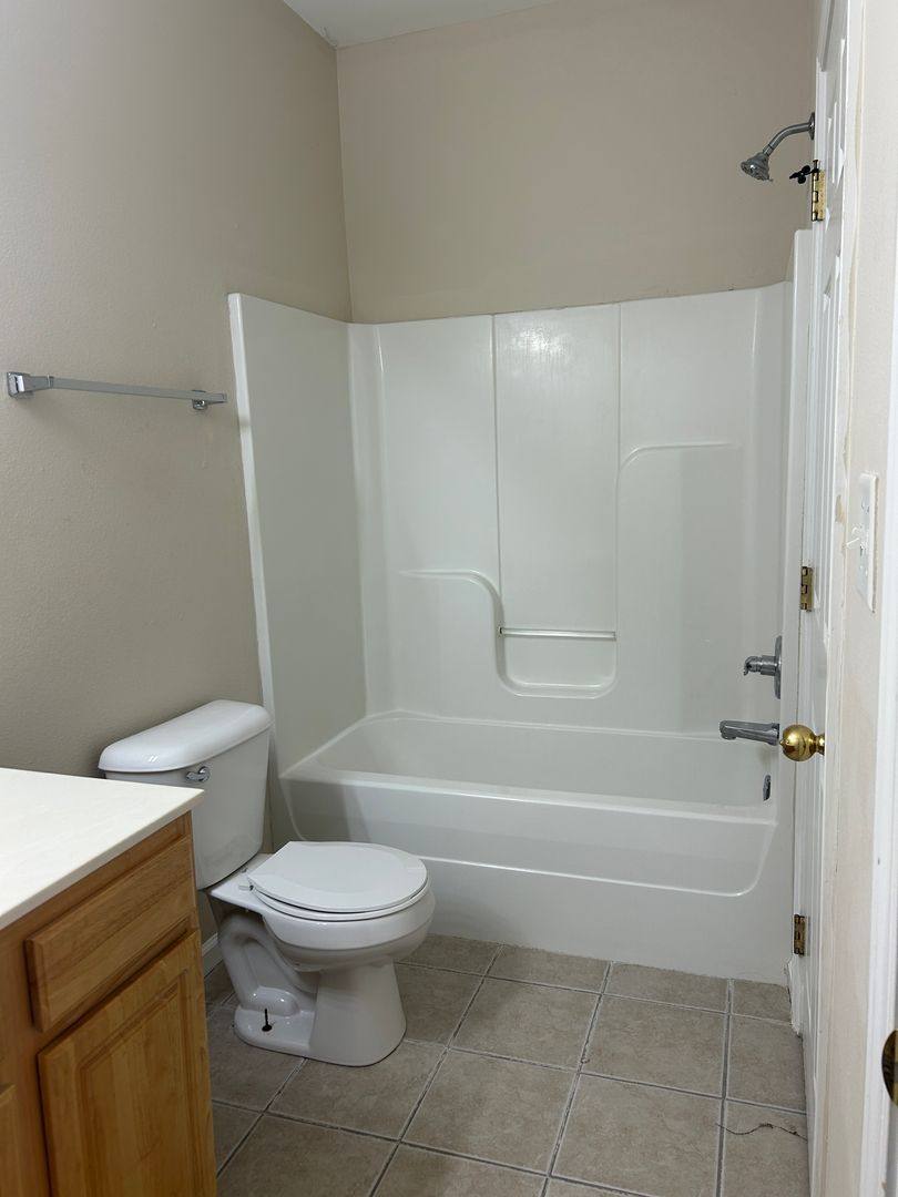 Apartment for rent at 1260 Kenilwood Way, Bowling Green, KY 42104