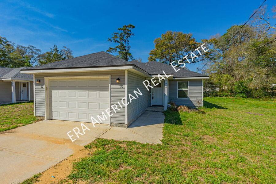 Townhouse for rent at 816 W Walnut Ave, Crestview, FL 32536