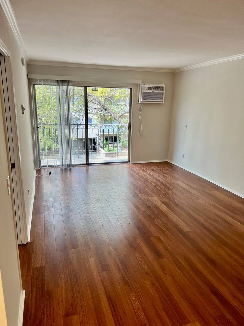 Apartment for rent at 320 S Clark Dr, Los Angeles, CA 90048