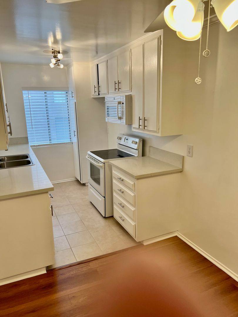 Apartment for rent at 320 S Clark Dr, Los Angeles, CA 90048