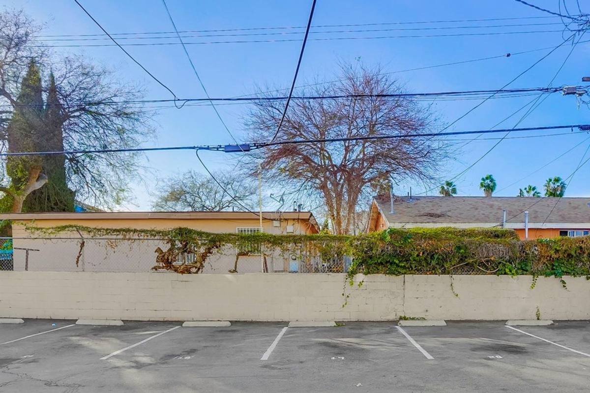 Apartment for rent at 6325 8th Ave #23, Los Angeles, CA 90043