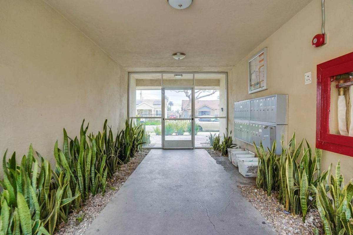 Apartment for rent at 6325 8th Ave #23, Los Angeles, CA 90043