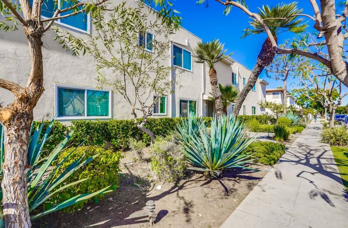 Apartment for rent at 6325 8th Ave #23, Los Angeles, CA 90043