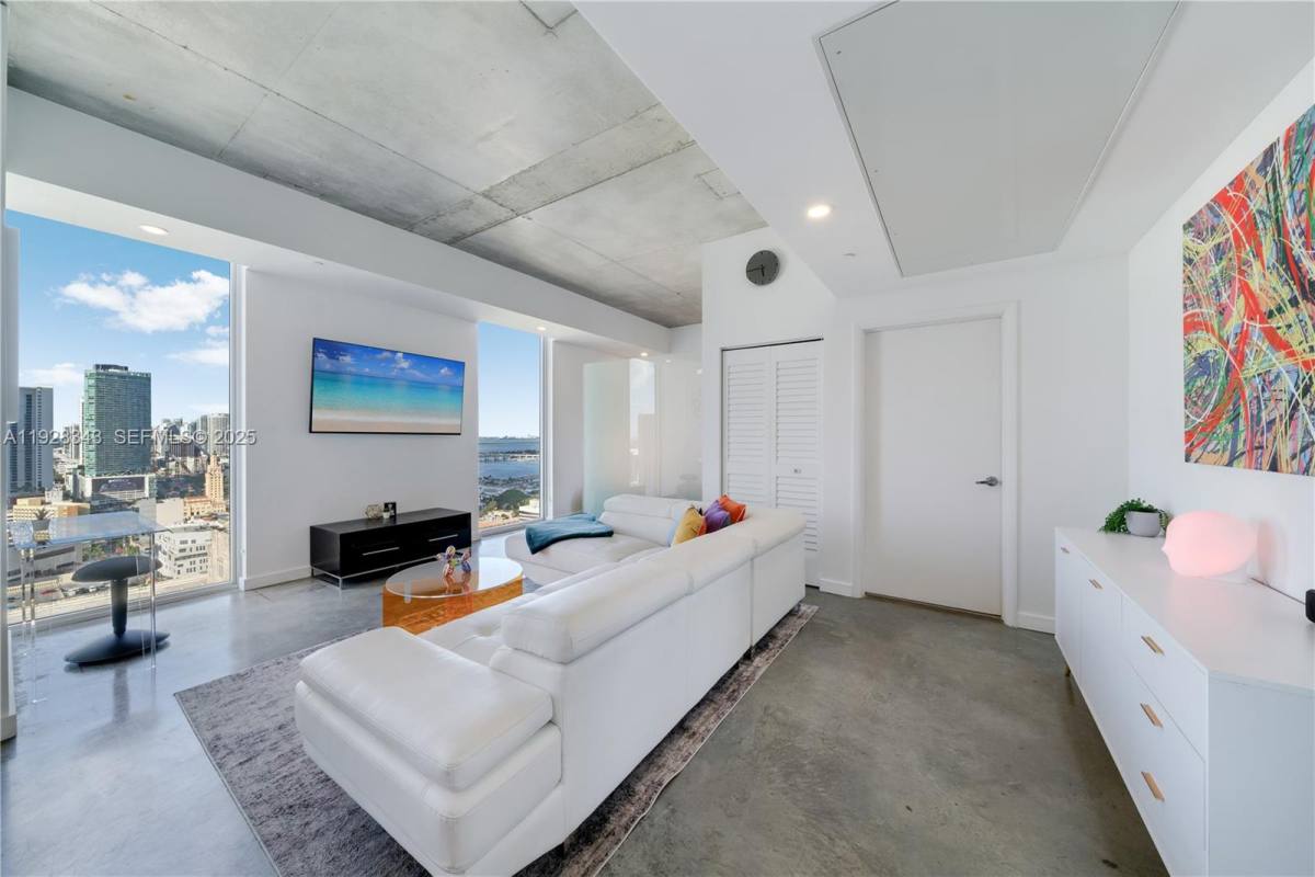 Apartment for rent at 151 SE 1st St #3008, Miami, FL 33131