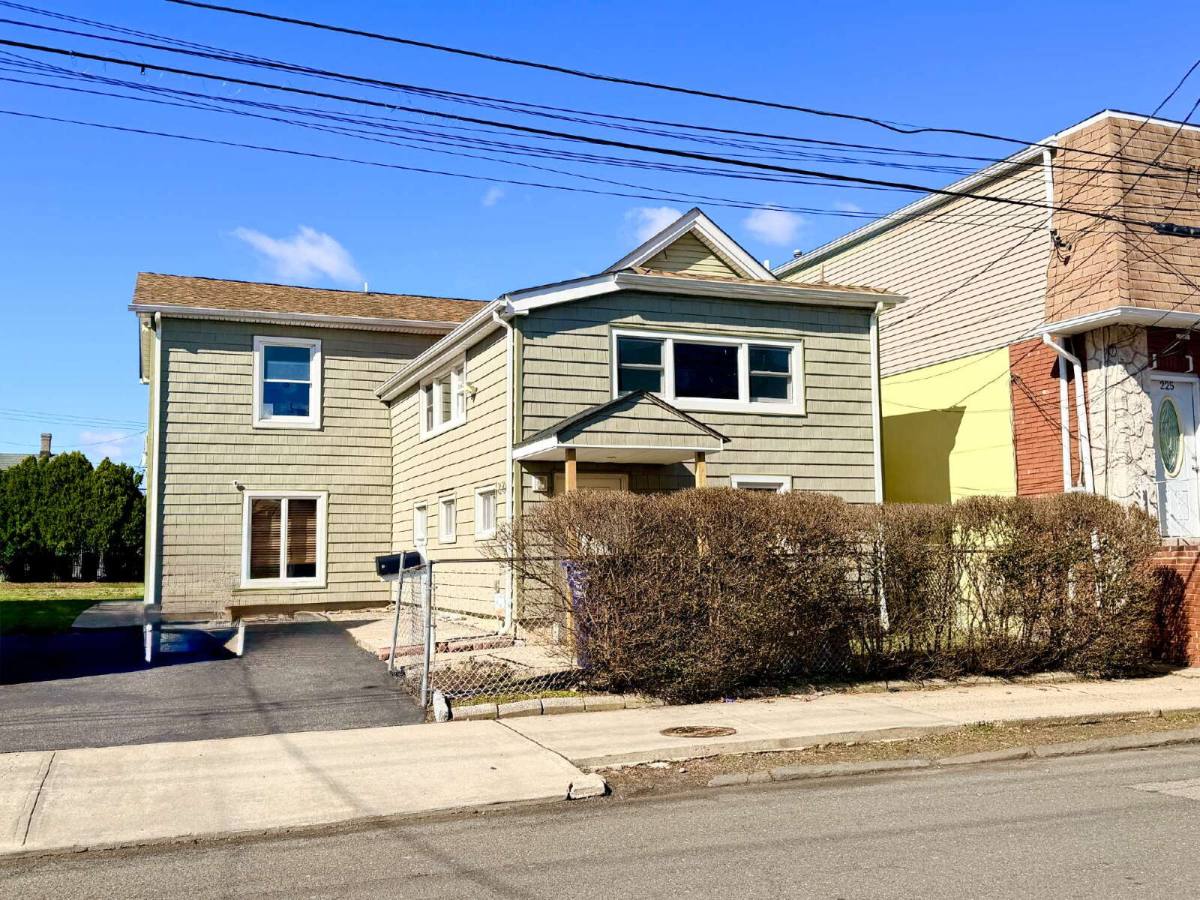 House for rent at 227 Washington Ave, Hackensack, NJ 07601