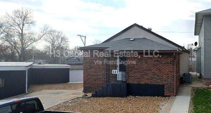 Apartment for rent at 117 N Shamrock St #7, East Alton, IL 62024