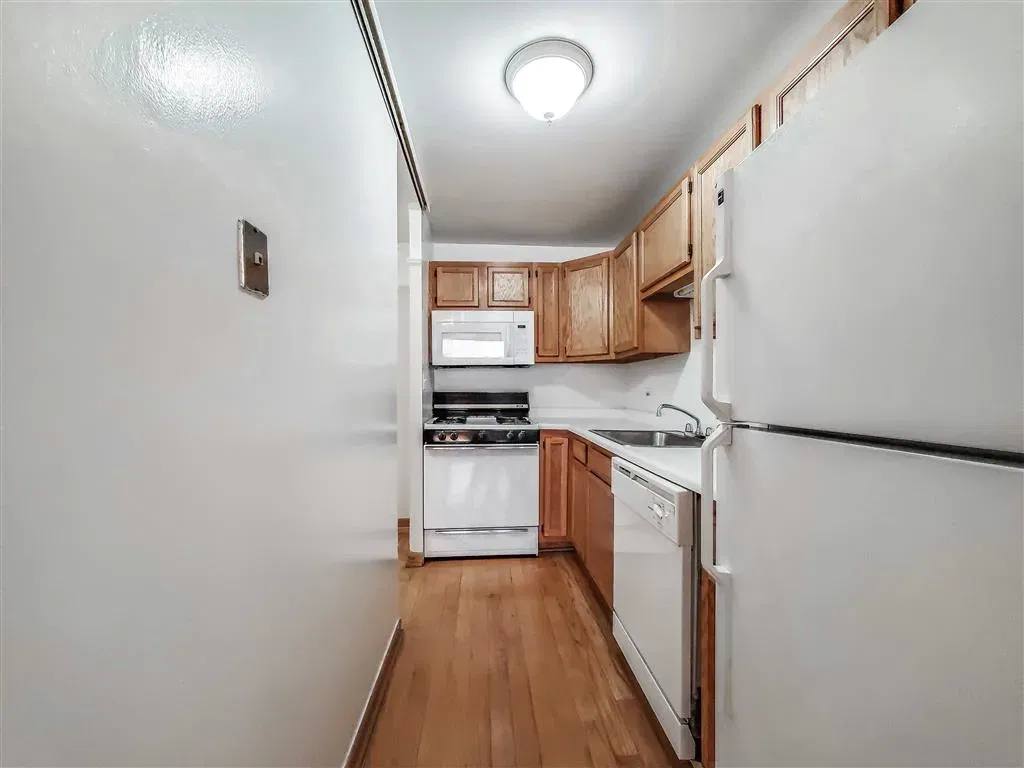 Apartment for rent at 833 W Buena Ave #401, Chicago, IL 60613