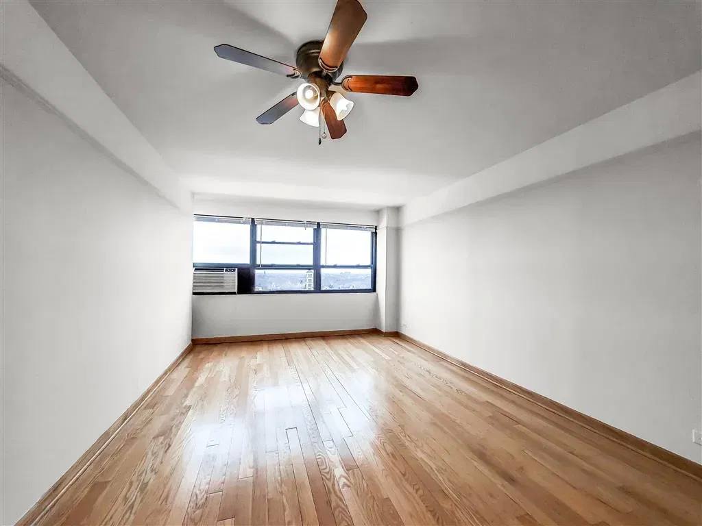 Apartment for rent at 833 W Buena Ave #401, Chicago, IL 60613