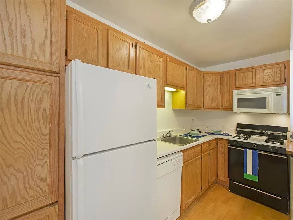 Apartment for rent at 833 W Buena Ave #401, Chicago, IL 60613