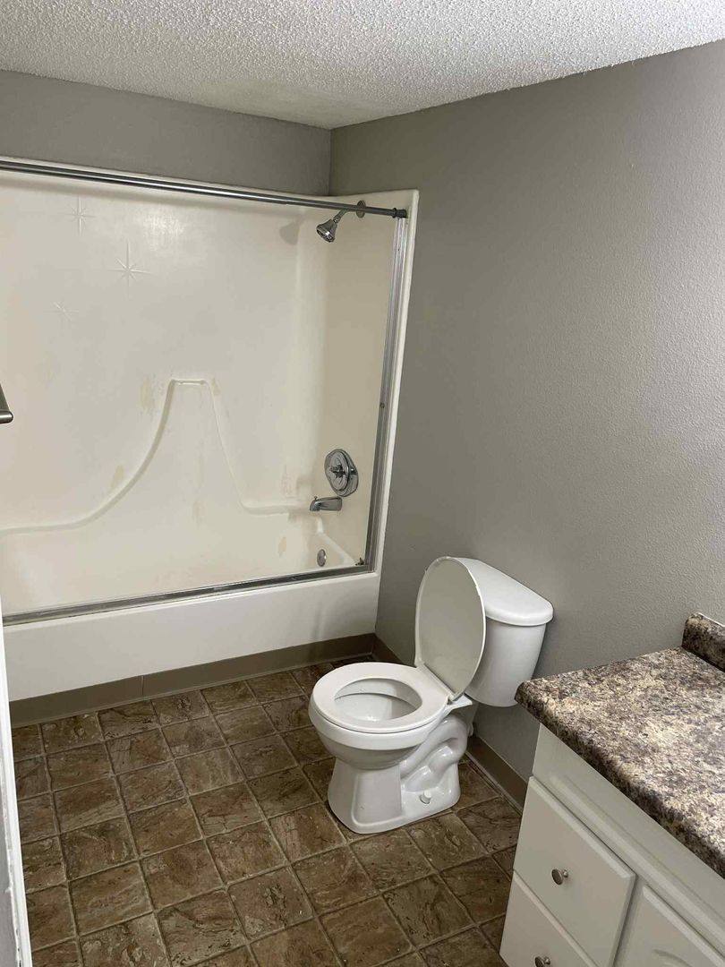 Apartment for rent at 1195 NW Aurora Ave, Des Moines, IA 50313