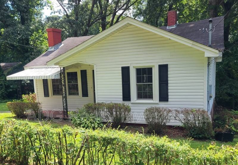 House for rent at 900 E 4th Ave, Gastonia, NC 28054