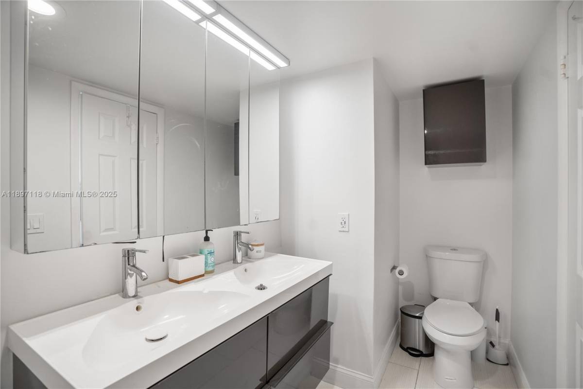 Apartment for rent at 2851 NE 183rd St #28511816E, North Miami Beach, FL 33160