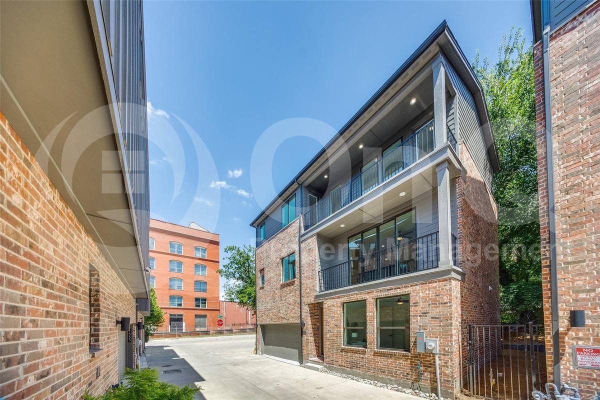 Townhouse for rent at 1552 Cosette Dr, Dallas, TX 75215