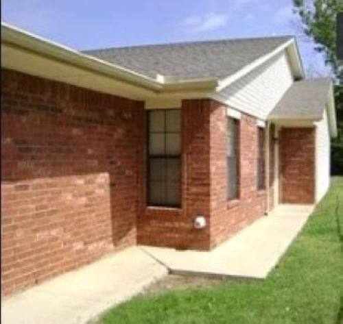 Townhouse for rent at 1905-B SW E Ave, Lawton, OK 73501