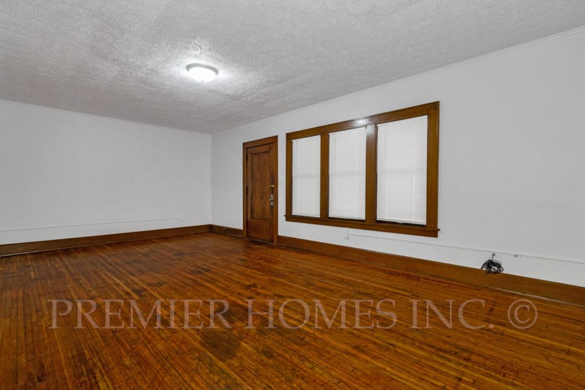 Apartment for rent at 115-123 Louis Ave, Louisville, OH 44641