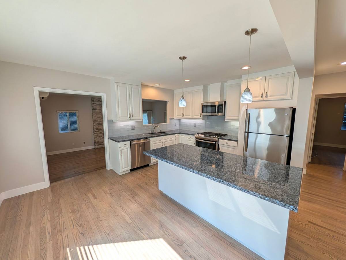 Apartment for rent at 14728 Magnolia Blvd, Sherman Oaks, CA 91403