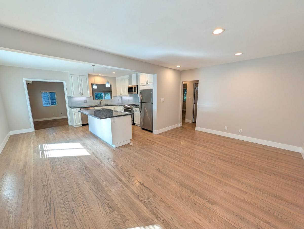Apartment for rent at 14728 Magnolia Blvd, Sherman Oaks, CA 91403