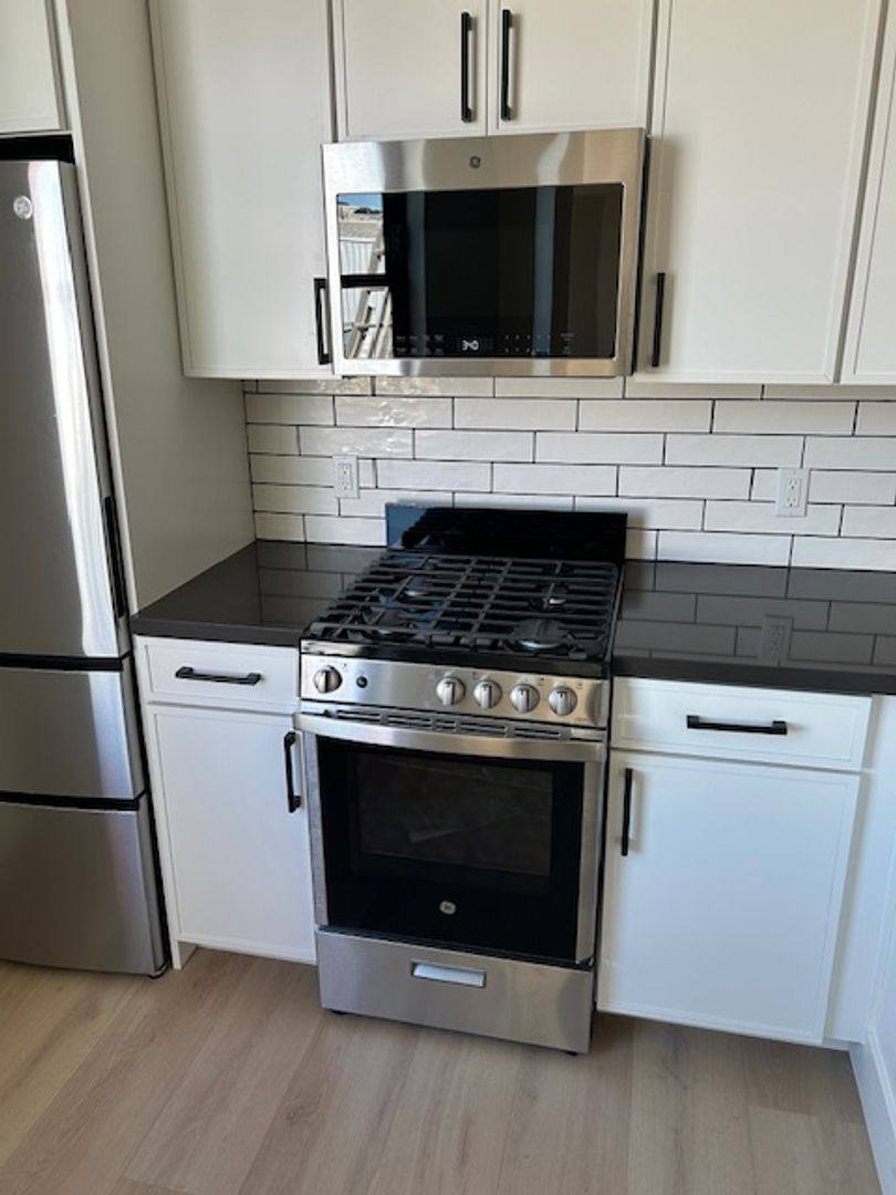 Apartment for rent at 2874 16th St, San Francisco, CA 94103