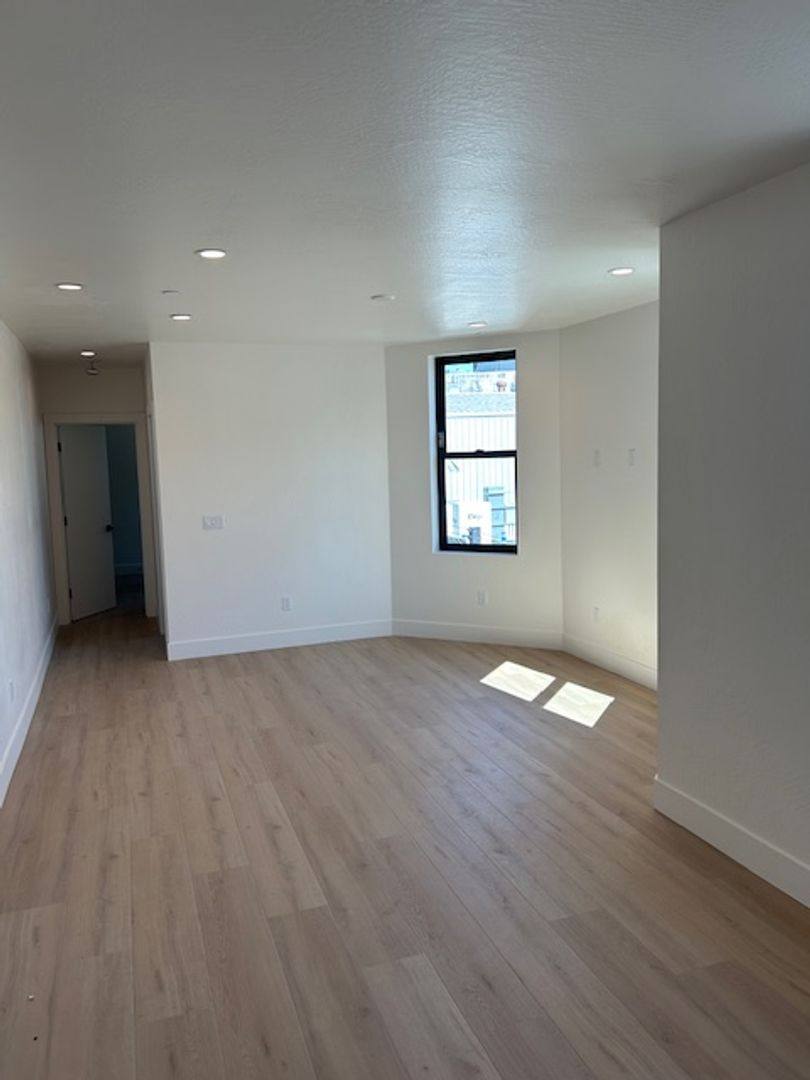 Apartment for rent at 2874 16th St, San Francisco, CA 94103