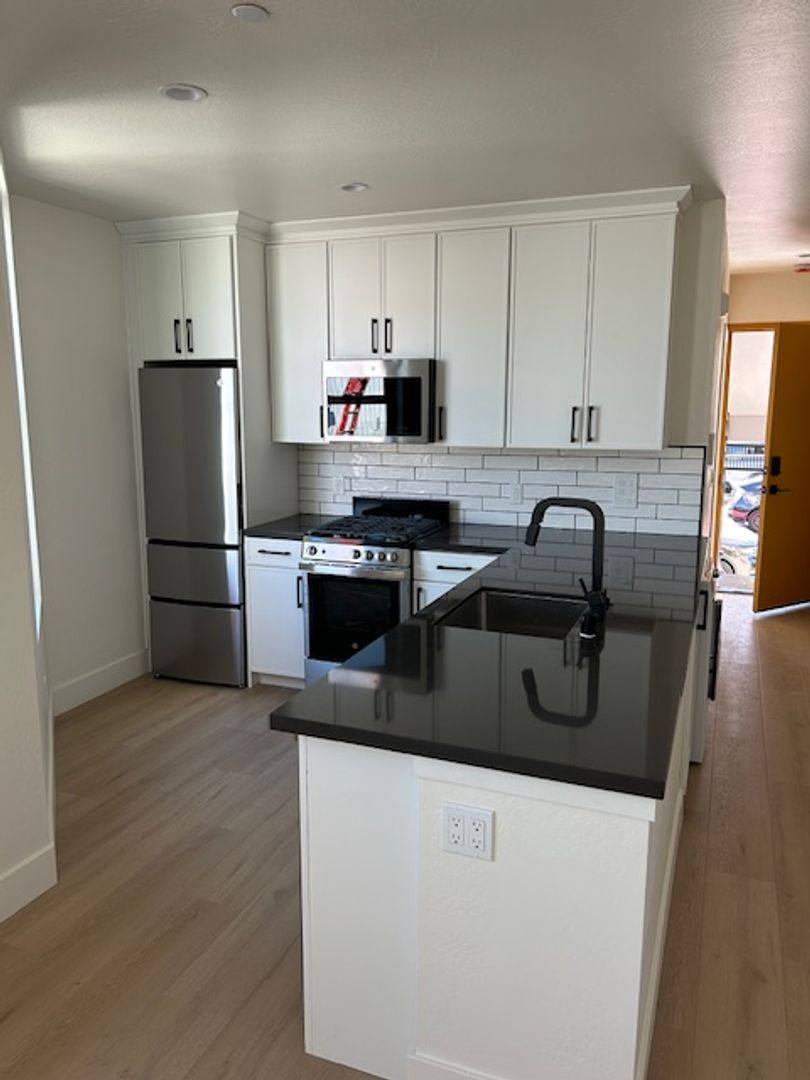 Apartment for rent at 2874 16th St, San Francisco, CA 94103