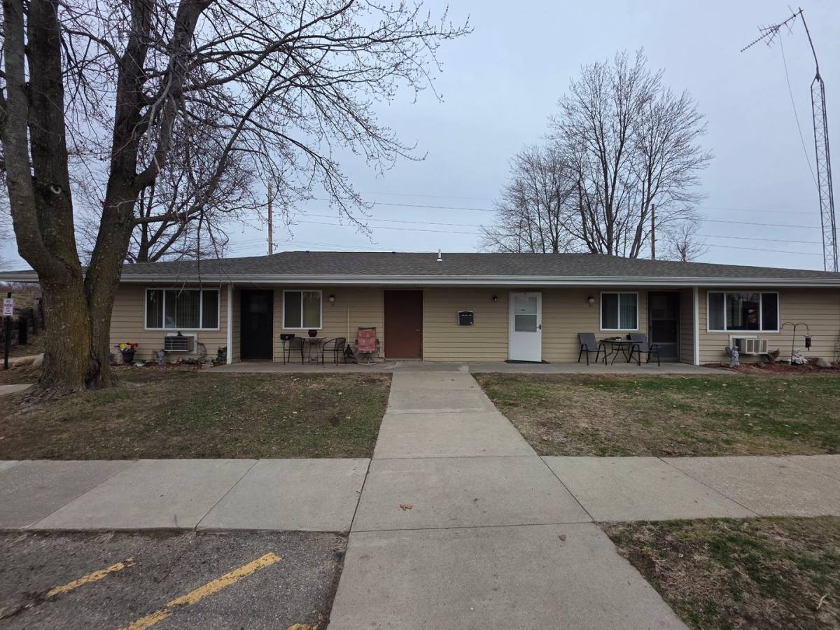 Apartment for rent at 1409 12th Ave, Belle Plaine, IA 52208