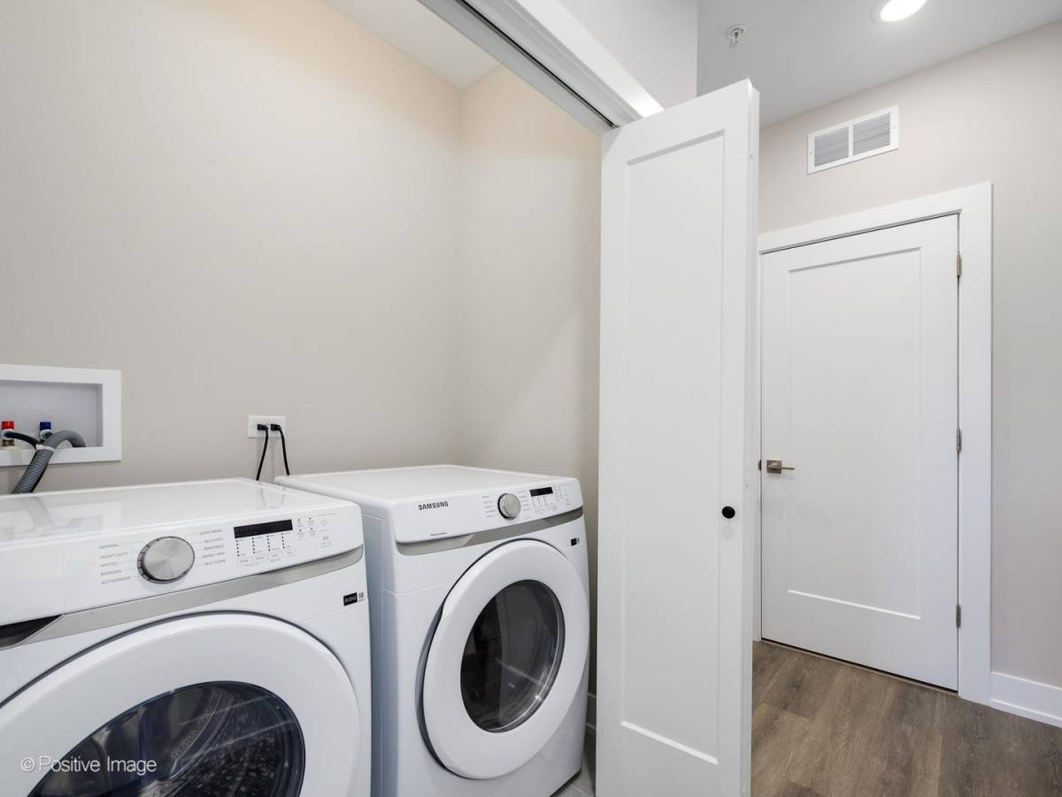 Apartment for rent at 261 Washington Blvd, Oak Park, IL 60302