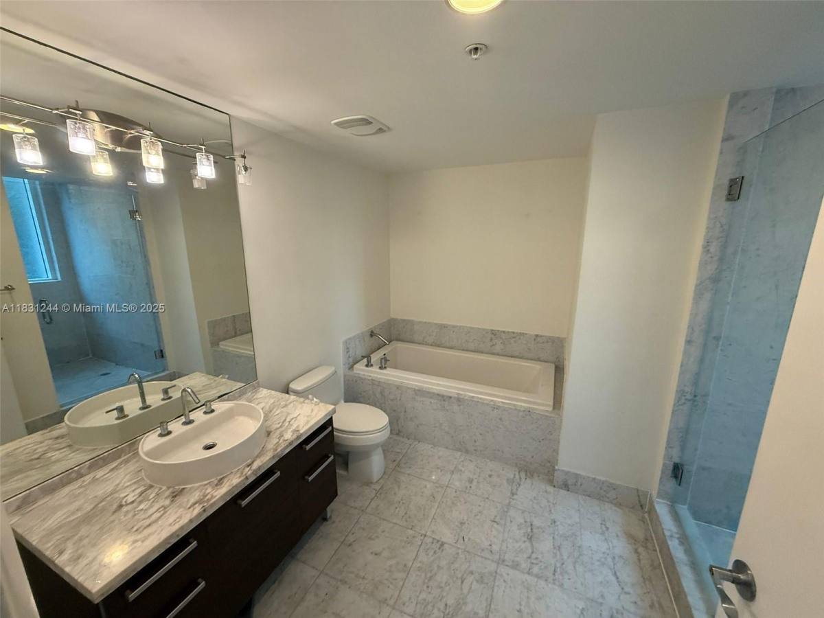 Apartment for rent at 244 Biscayne Blvd #908, Miami, FL 33132