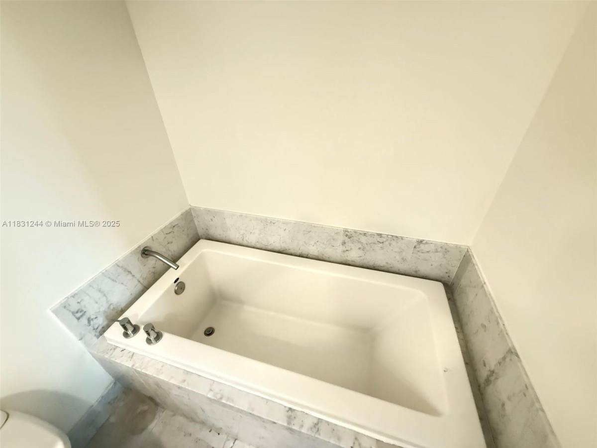 Apartment for rent at 244 Biscayne Blvd #908, Miami, FL 33132