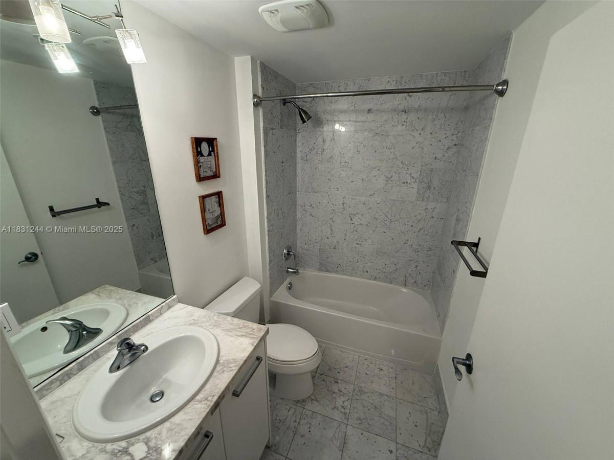 Apartment for rent at 244 Biscayne Blvd #908, Miami, FL 33132