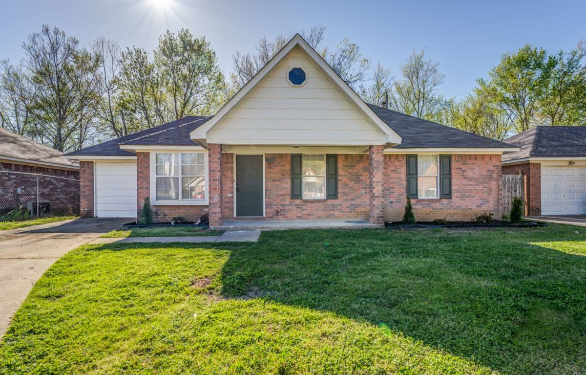 House for rent at 2551 Parkview Dr, Memphis, TN 38128