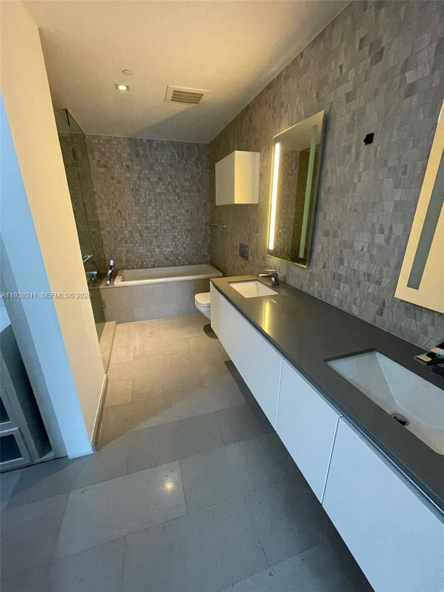 Apartment for rent at 88 SW 7th St #1608, Miami, FL 33130