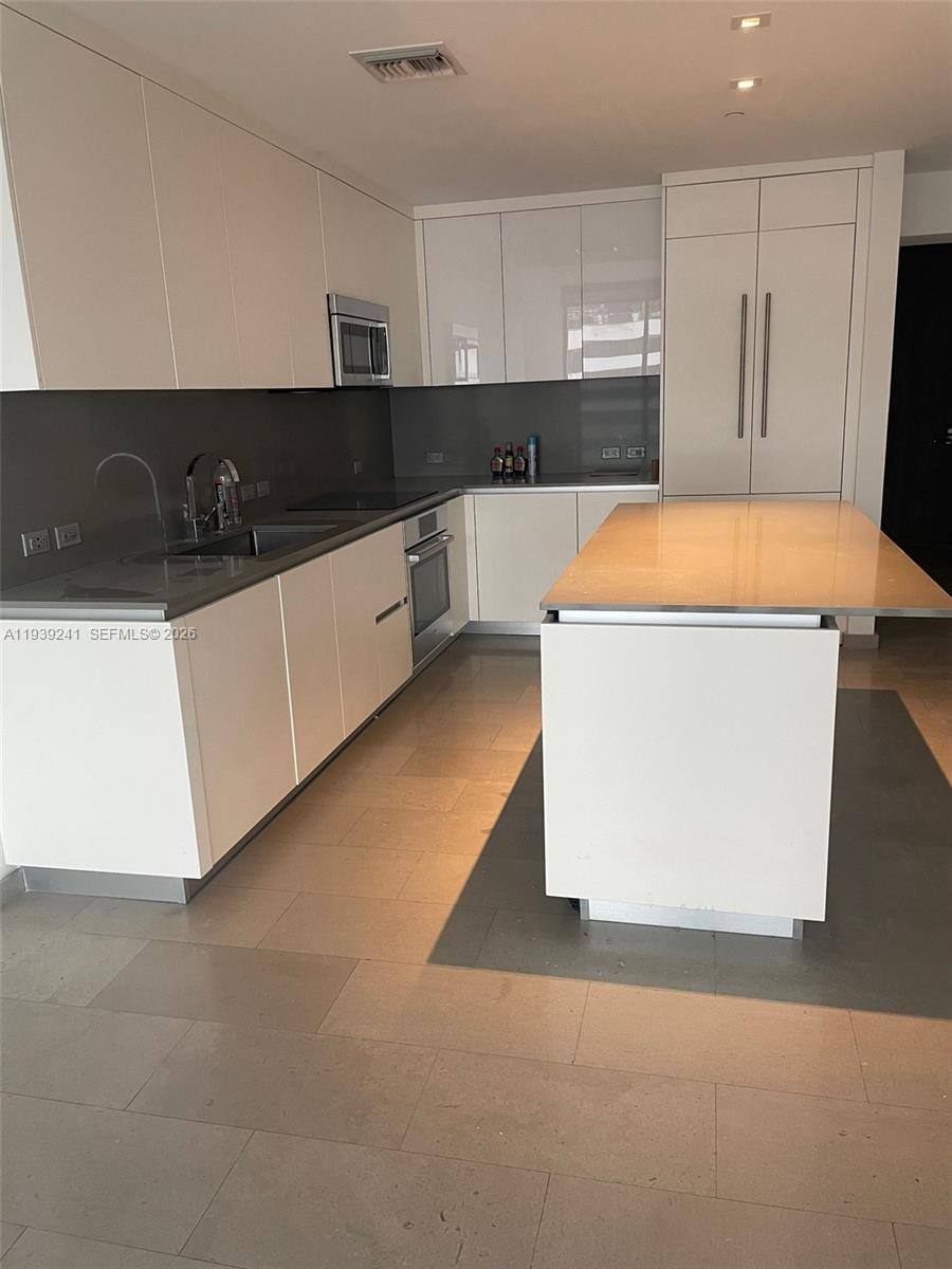 Apartment for rent at 88 SW 7th St #1608, Miami, FL 33130