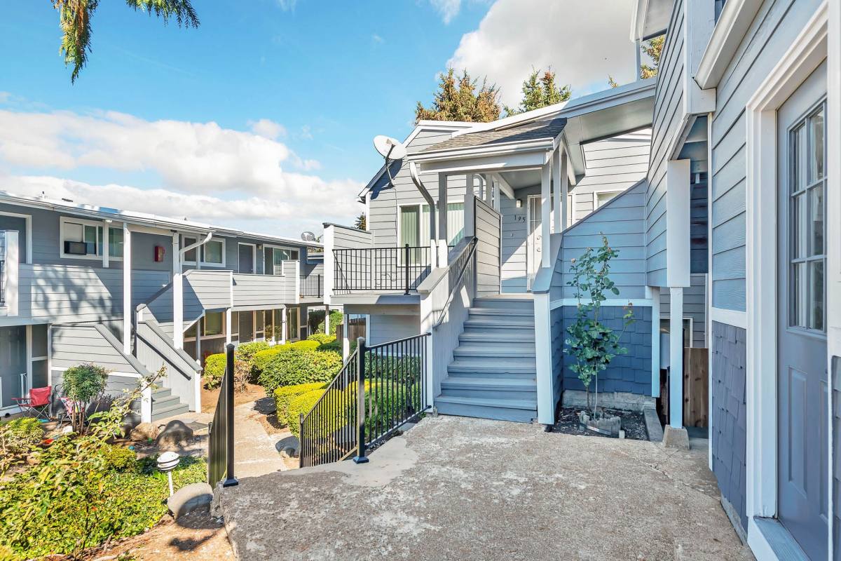 Apartment for rent at 151 - 199 25th St NE, Salem, OR 97301