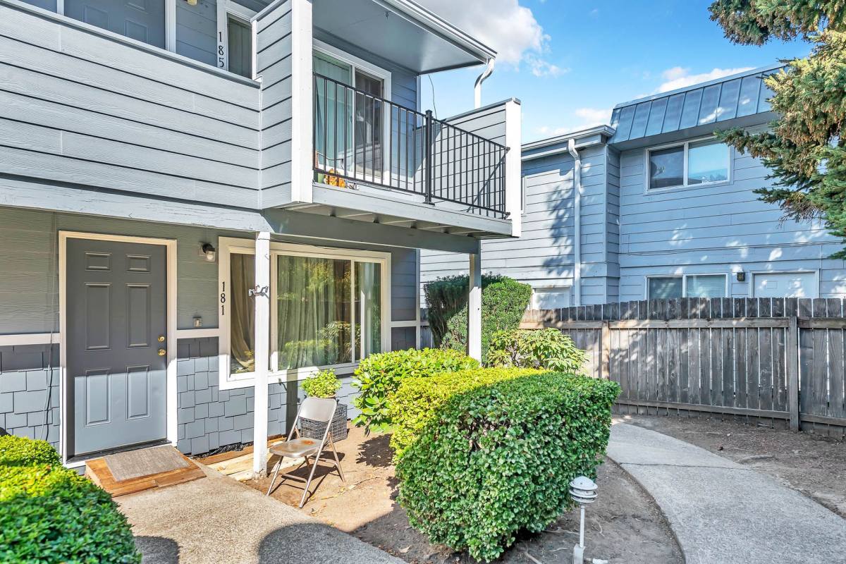 Apartment for rent at 151 - 199 25th St NE, Salem, OR 97301