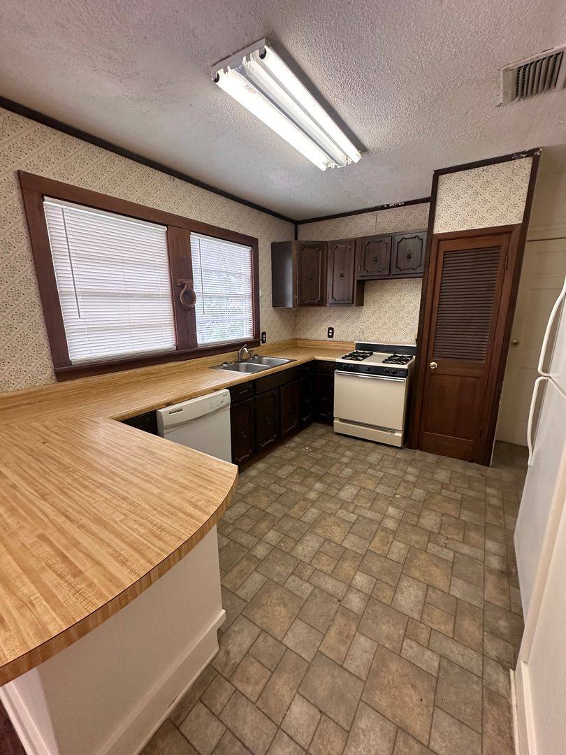 Apartment for rent at 342 Prospect St, Shreveport, LA 71104
