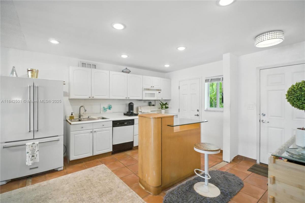 Apartment for rent at 1170 NE 191st St #A21, Miami, FL 33179