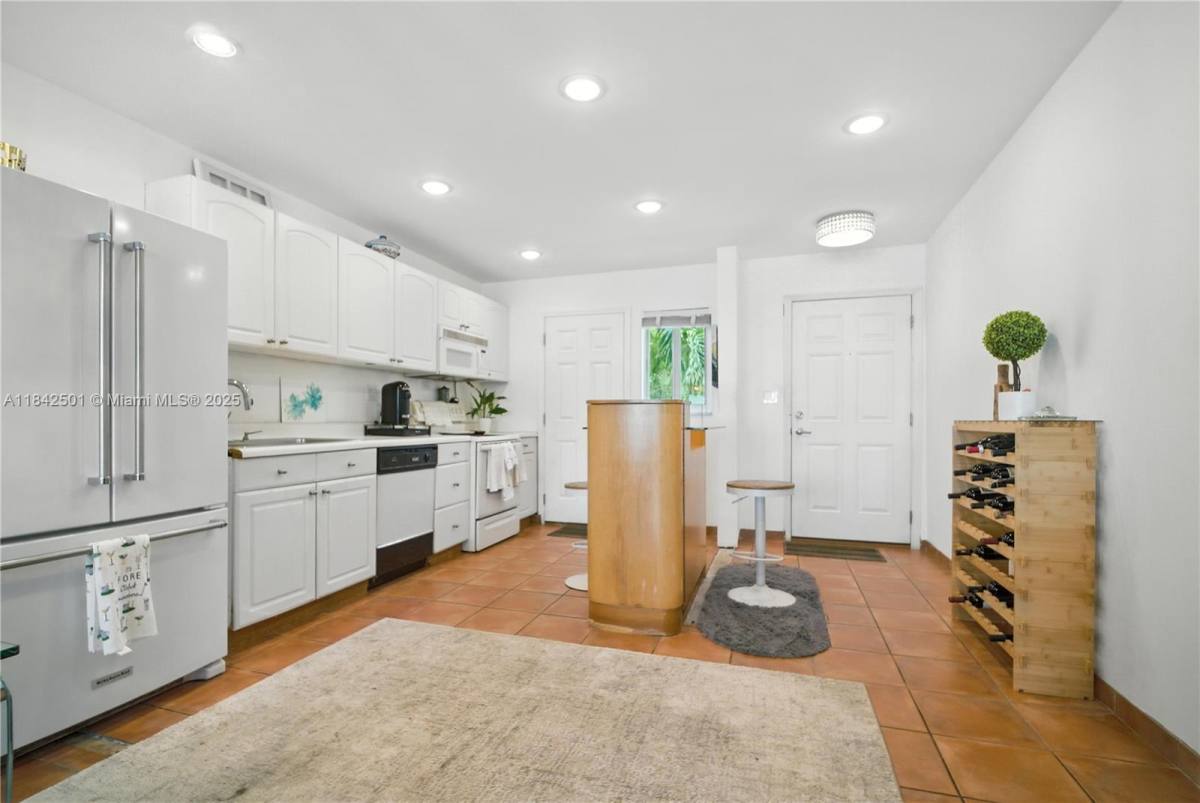 Apartment for rent at 1170 NE 191st St #A21, Miami, FL 33179