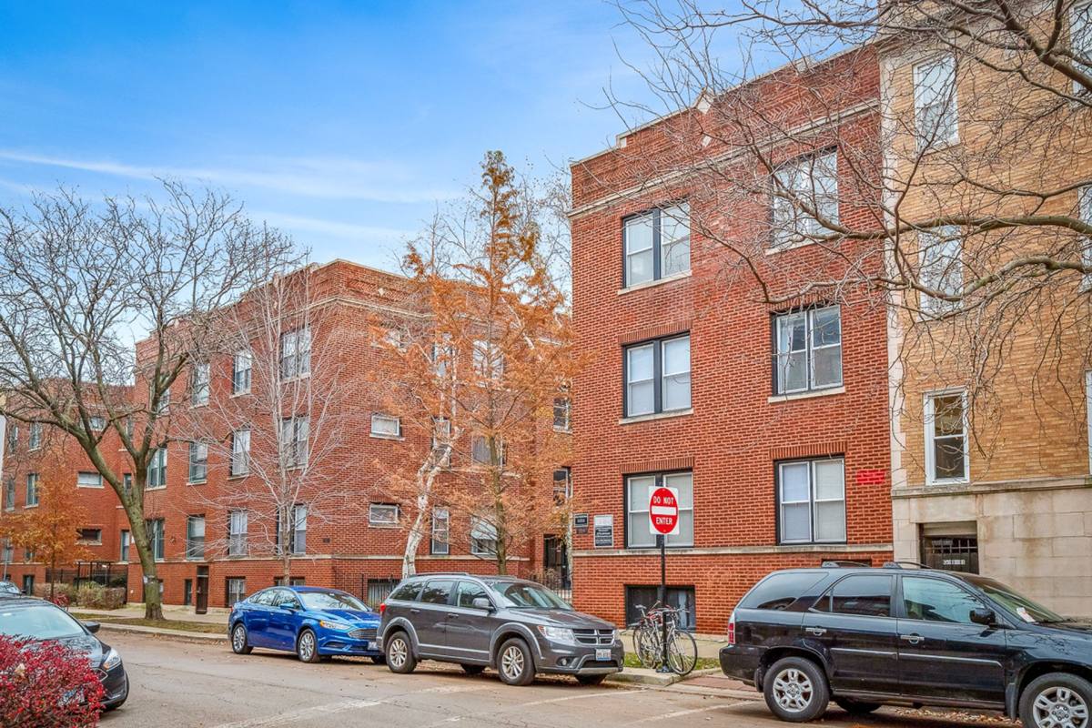Apartment for rent at 851 W Cornelia Ave, Chicago, IL 60657