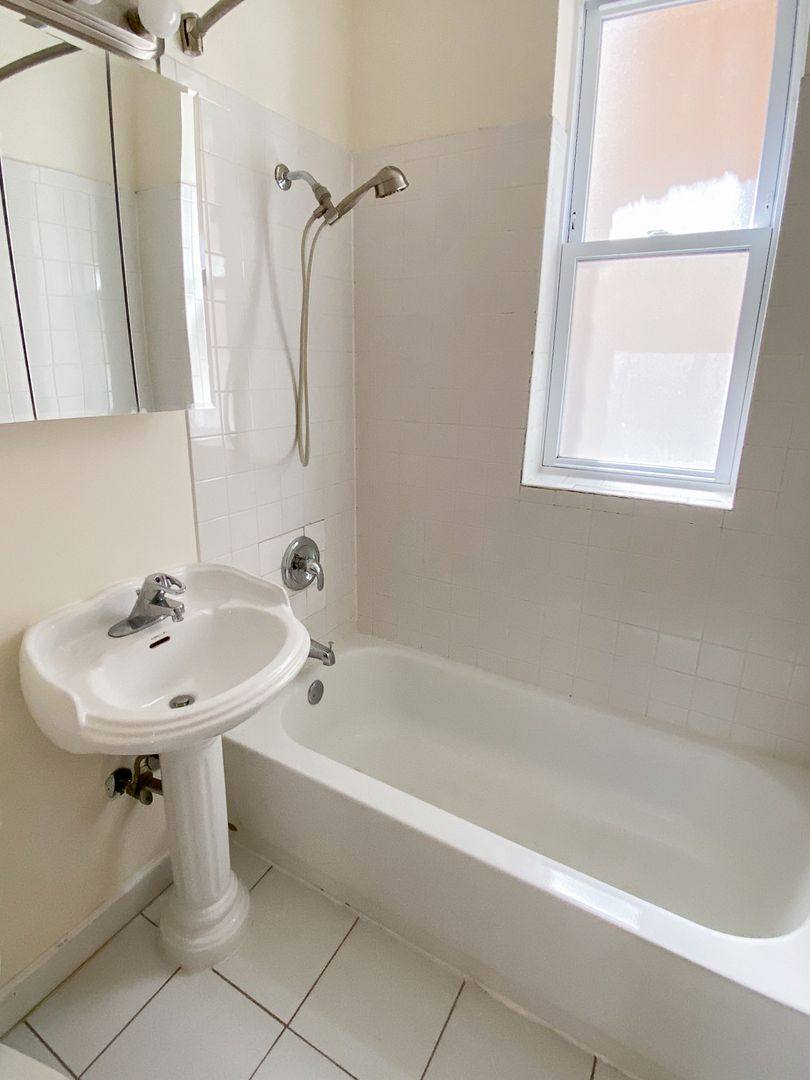 Apartment for rent at 851 W Cornelia Ave, Chicago, IL 60657