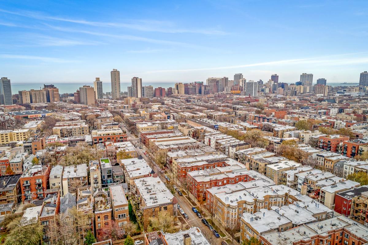 Apartment for rent at 851 W Cornelia Ave, Chicago, IL 60657