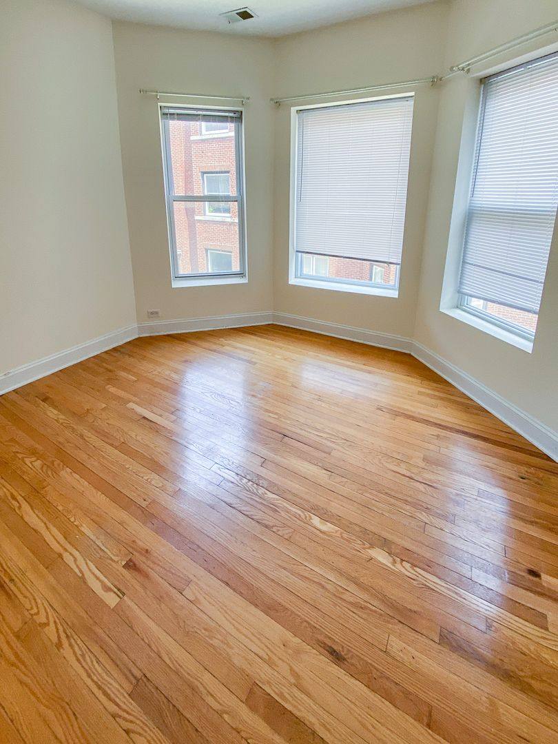 Apartment for rent at 851 W Cornelia Ave, Chicago, IL 60657