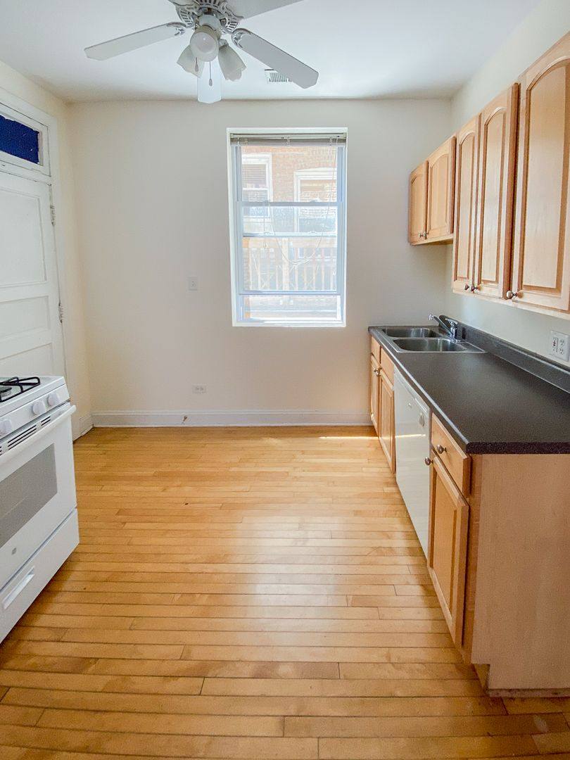 Apartment for rent at 851 W Cornelia Ave, Chicago, IL 60657