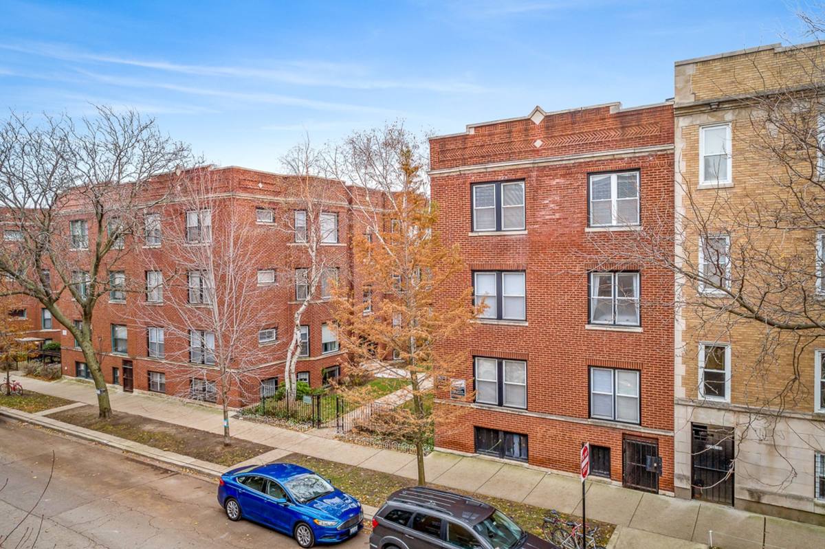 Apartment for rent at 851 W Cornelia Ave, Chicago, IL 60657
