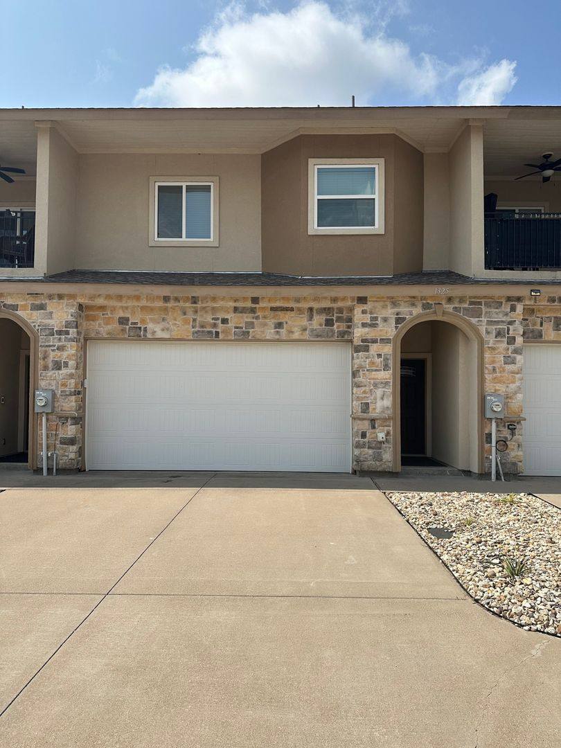 Townhouse for rent at 1325 Summerset Lane, Burleson, TX 76028