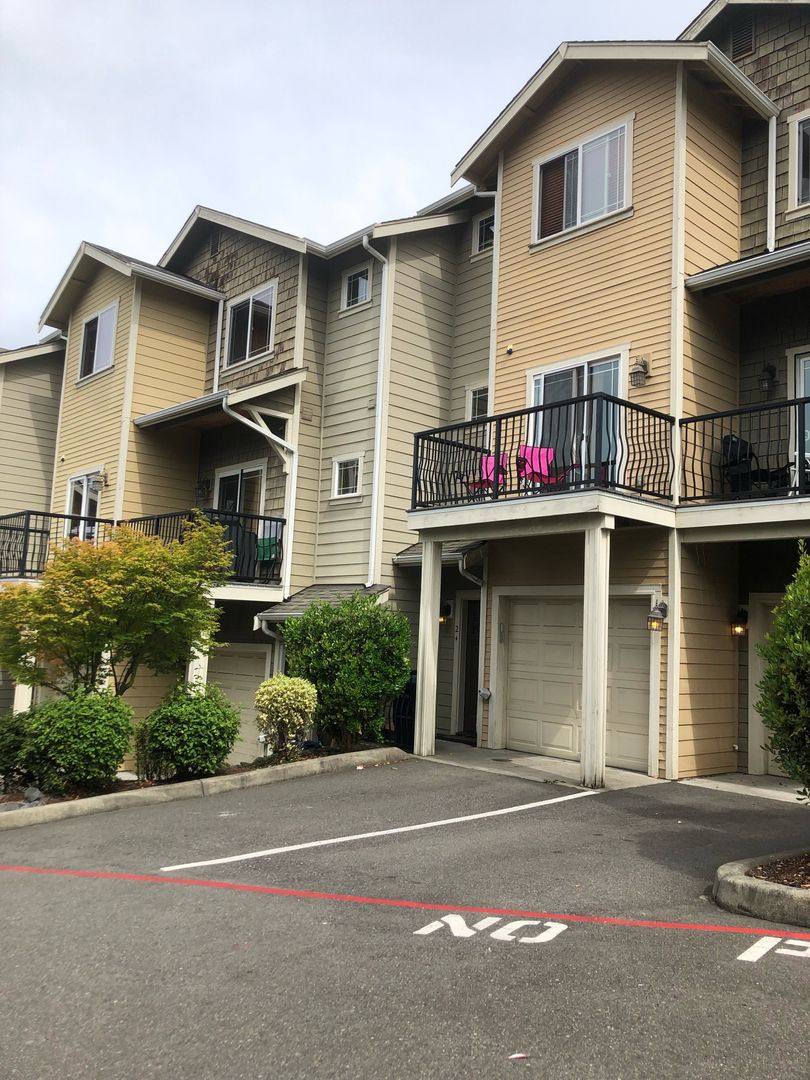 Townhouse for rent at 825 Sunset Blvd NE, Renton, WA 98056