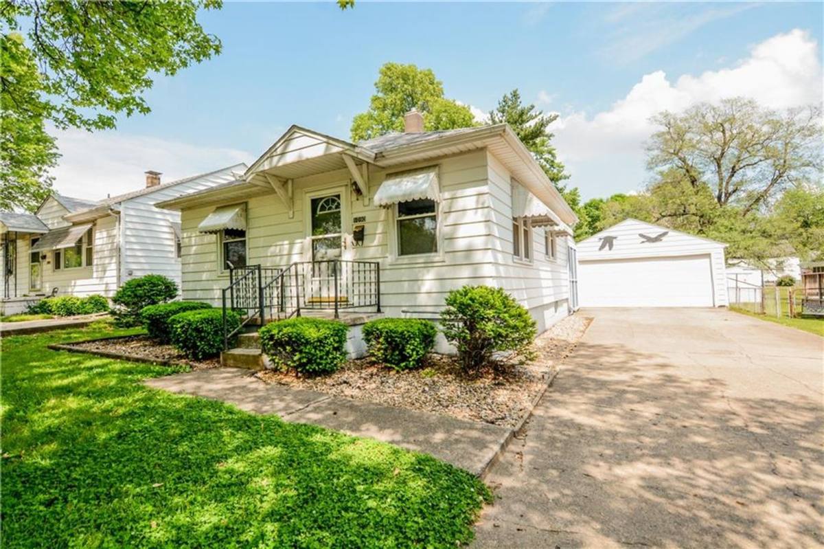 House for rent at 1090 N Oakcrest Ave, Decatur, IL 62522