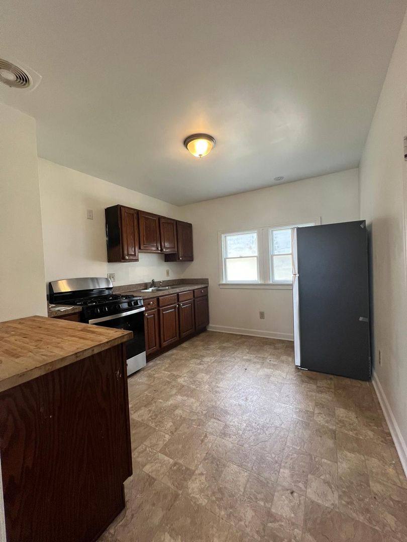 Apartment for rent at 14221 Glenside Rd, Cleveland, OH 44110